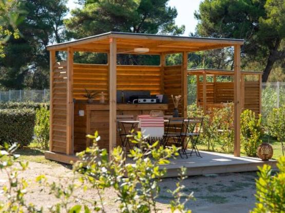 Emplacement SIGNATURE avec terrasse équipée / D