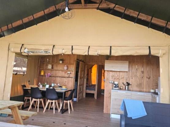 Tente LODGE LUXE XL SAFARI SANDERS 3 Chambres - Terrasse couverte 2/6 pers.