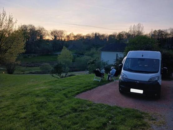 Standplaats PLUS: 1 camper of 1 caravan met elektriciteit