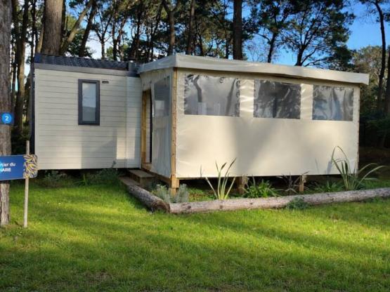 Stacaravan Confort - 27m² -  2 slaapkamers + sofa - overdekt terras