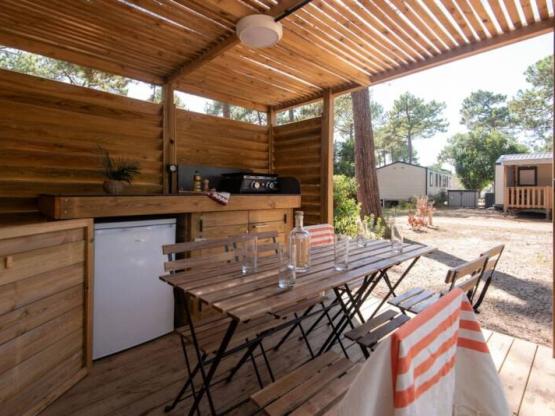 Emplacement SIGNATURE avec terrasse équipée / M