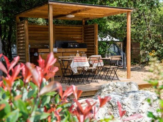 SIGNATURE Staanplaats met uitgerust terras / D