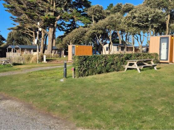 Emplacement MER SANITAIRES (2 personnes + électricité 10 A inclus dans le tarif)