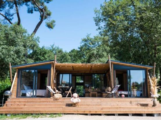 Premium chalet 2 slaapkamers en 2 badkamers met uitzicht op de vijver