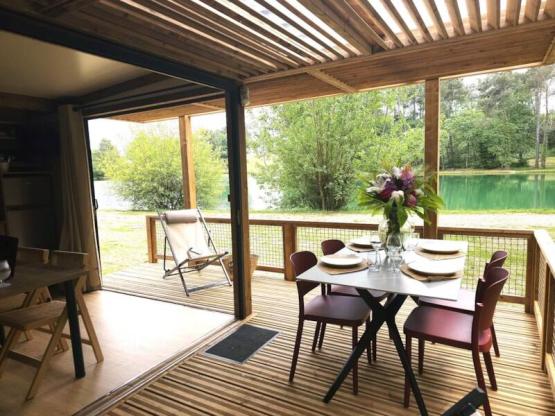 Premium-Chalet mit Panoramablick auf den Teich