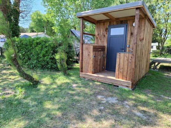 Luxe pakket - privé badkamer (douche, toilet, wastafel), buitenkeuken, elektriciteit