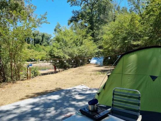 ORANJE - XL 150m²  bij rivier "TENT" + auto + elektriciteit 6A
