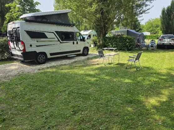 Standplaats COMFORT GRAS & GRIND met elektriciteit 6A (auto + tent / caravan of kampeerauto)