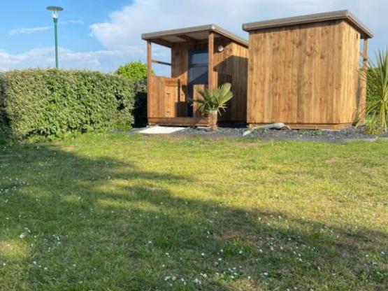 Luxe pakket - privé badkamer (douche, toilet, wastafel), buitenkeuken, elektriciteit