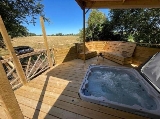 Stacaravan «  PREMIUM » 3 slaapkamers met *jacuzzi*, airconditioning en televisie