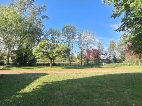 Standplaats : camper + elektriciteit (optioneel), zonder toegang tot het zwembad