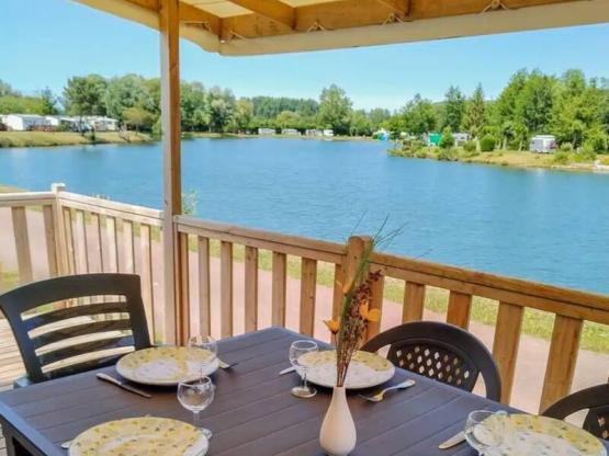 Mobil-Home Privilège Bord d'Etang TV - 3 chambres + terrasse