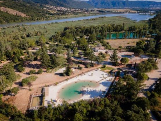 Prestige standplaats van 130m² met privé sanitair Château Arnoux