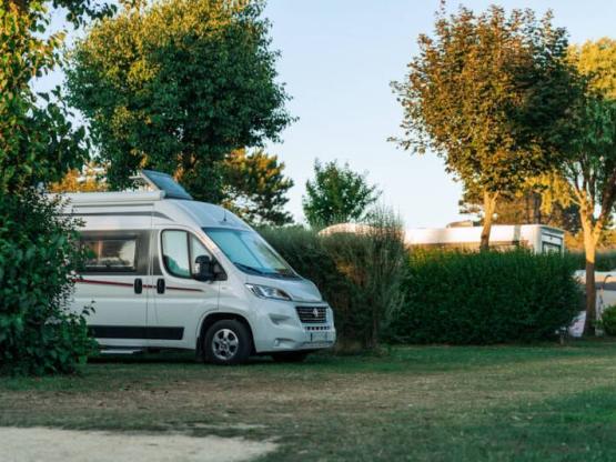 Standplaats met 16A elektriciteit voor 2 personen + 1 voertuig