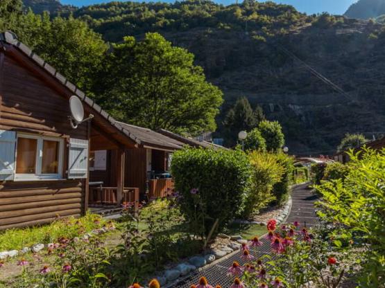 Chalet Montana Confort 35m² - 2 chambres + terrasse 8m² + plancha + TV -