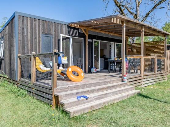 NIEUW// Homeflower PREMIUM CLIM 29 m² - 2 slaapkamers + halfoverdekt terras + tv + lakens + handdoek