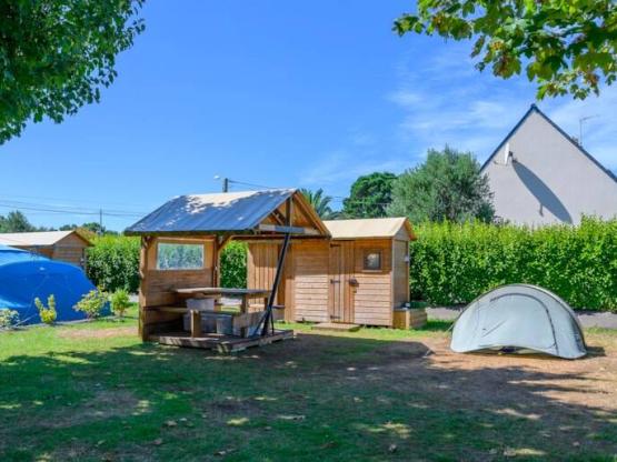 Forfait Premium : emplacement 10A équipé d'une Freecamp (cabane avec sanitaires)