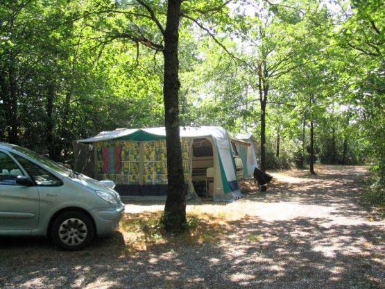 Forfait PRIVILEGE 110 - 120m² + elektriciteit 10 Amp + voertuig + tent / caravan