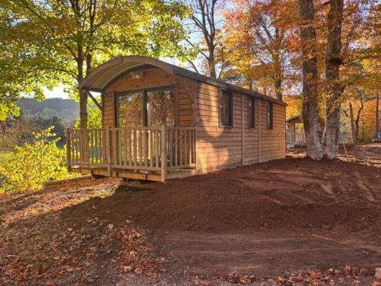 Roulotte 2-4 personnes 2 chambres avec sanitaires + terrasse
