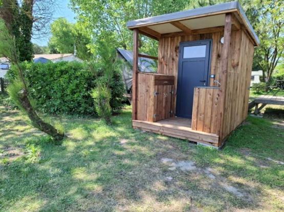 LUXUS-PAKET – eigenes Sanitär (Dusche, WC, Waschbecken), Außenküche, Stromanschluss