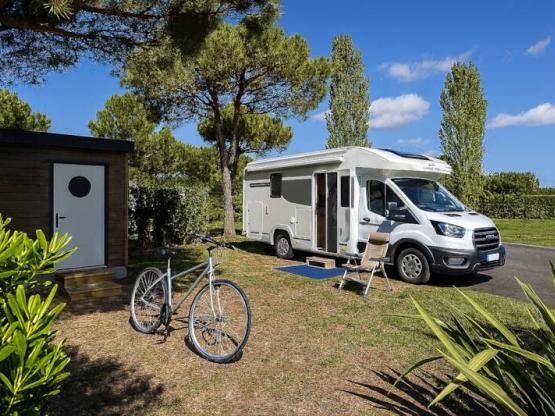 Emplacement CONFORT avec sanitaire privé + 1 voiture + tente ou caravane + électricité