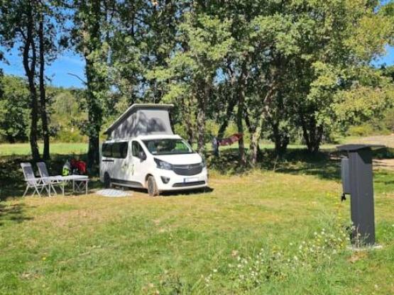 Standplaats met elektriciteit inbegrepen voor 2 personen (1 tent of 1 bestelwagen of 1 caravan of 1 camper)