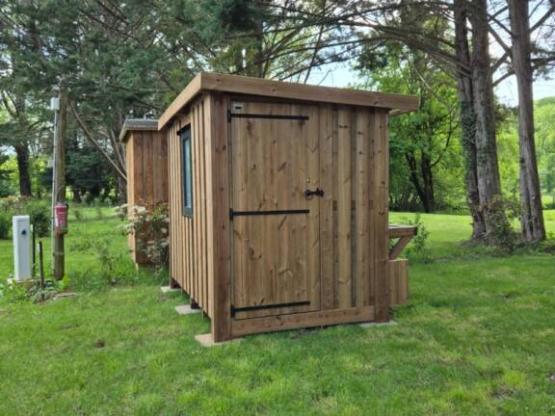 Premiumplaats voor tenten, caravans en campers met privésanitair "Le Refuge"