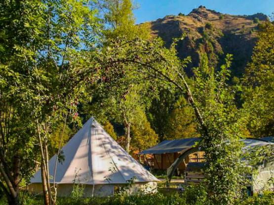 Emplacement CONFORT 100m² avec électricité et sanitaires privatifs (tarif incluant 2 pers.)