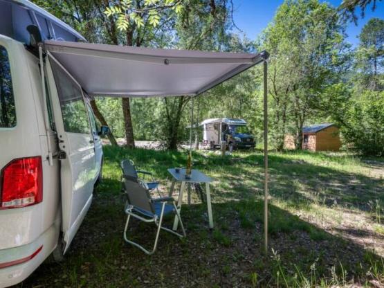 Pakket voor 2 personen + tentplaats + auto/van (omgebouwd voertuig)