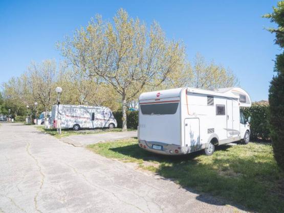 Confort Standplaats Large Tent/Van/Caravan/Camping-Car (met elektriciteit)