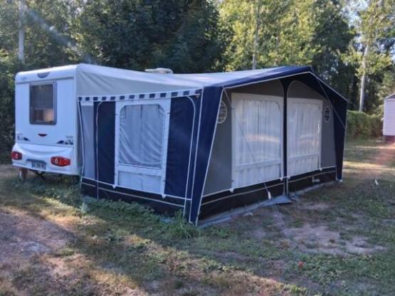 Caravane aménagée avec auvent