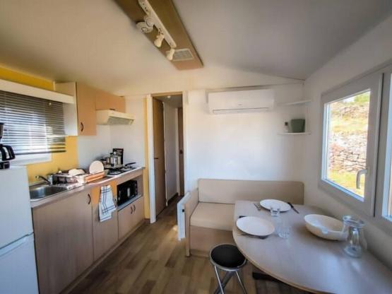 Stacaravan voor 4 personen met klein terras (met airco)