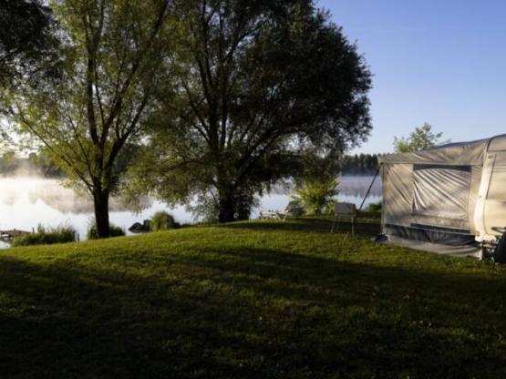 Standplaats aan de oever van de rivier