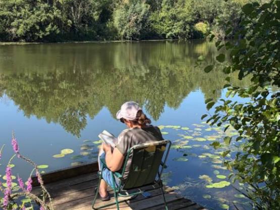 Eersteklas staanplaats aan de oever van de rivier, met elektriciteit