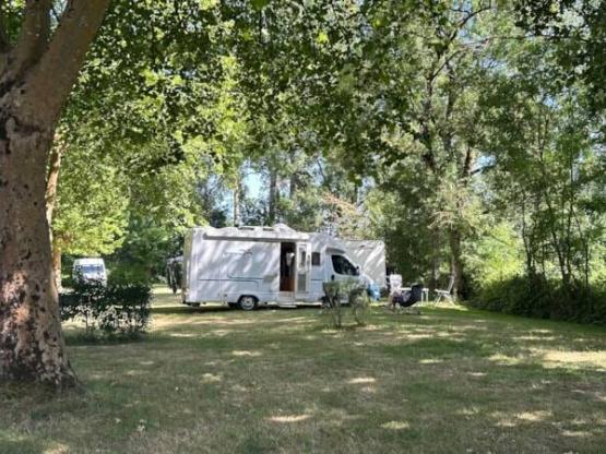 XL Privilège-standplaats van 120 tot 190 m² met stroom -  2 personen - 1 auto / caravan / camper
