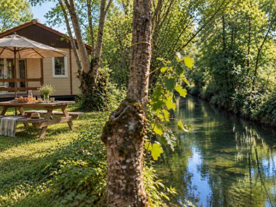 Comfortabel chalet aan het water – 35 m², 2 slaapkamers, overdekt terras en tv