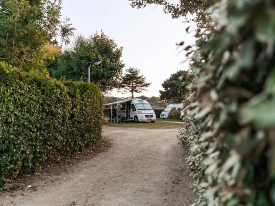 Kampeerplaats met 10A elektriciteit voor tenten en kleine buscampers