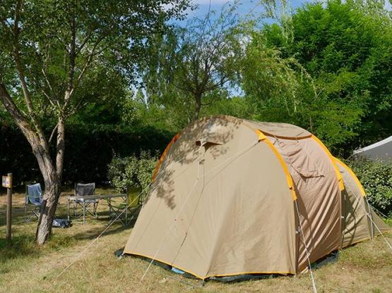 Comfortplaats 6A (1 tent, 1 caravan of 1 camper 5m max / 1 auto)