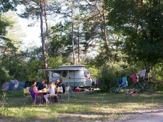 COMFORT kampeerplek PAKKET, personen en elektriciteit te boeken als optie
