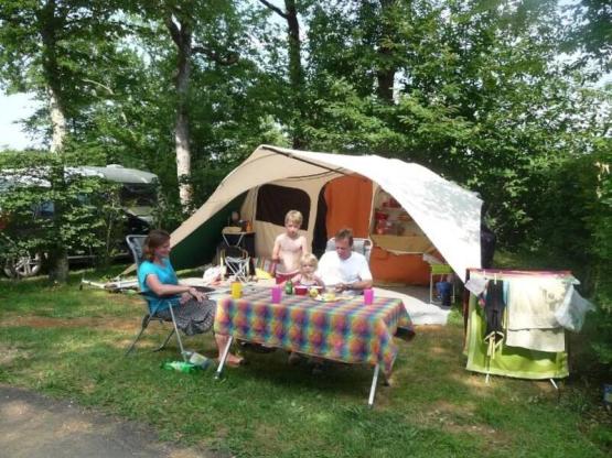 Standplaats voor tent - met gras - 80/100m² - auto op standplaats