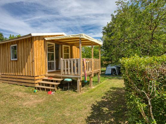 Stacaravan  zonder Wc/douche, 2 slaapkmrs (1 met stapelbed), salon met bank, keuken, overdekt terras