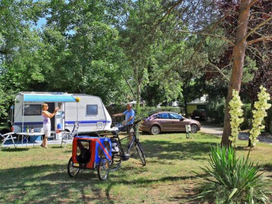 Staanplaatsen, zon, halfschaduw of schaduwrijk, afgebakend met struiken en bomen