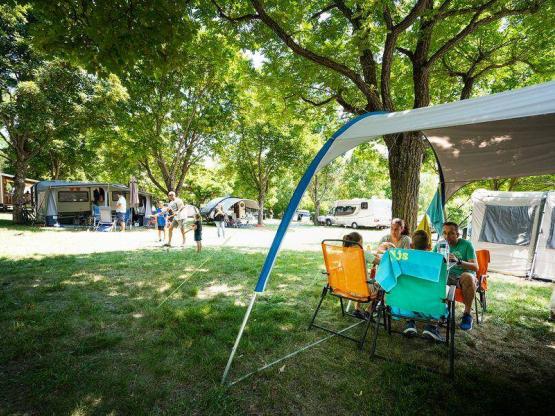 Standplaats + 1 auto + tent, caravan of camper