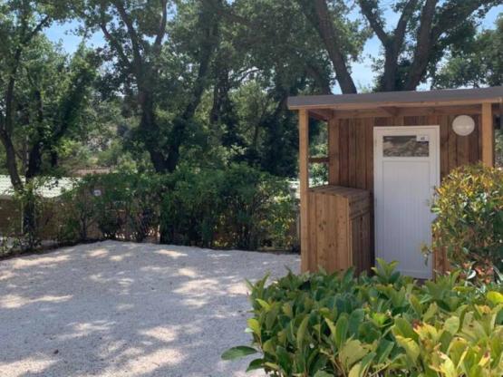 Standplaats met privé-sanitair + elektriciteit 10A