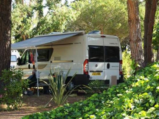 Basisprijs Comfortplaats (1 tent, caravan of camper / 1 auto / elektriciteit 10A)