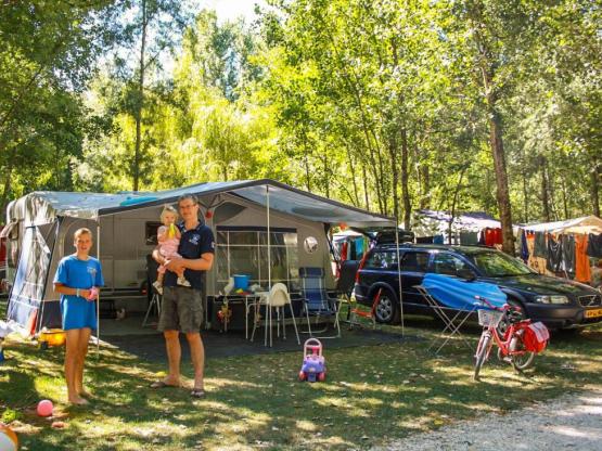 Kampeerplaatsarrangement - 2 personen inbegrepen / Nacht-ZONDER ELEKTRICITEIT