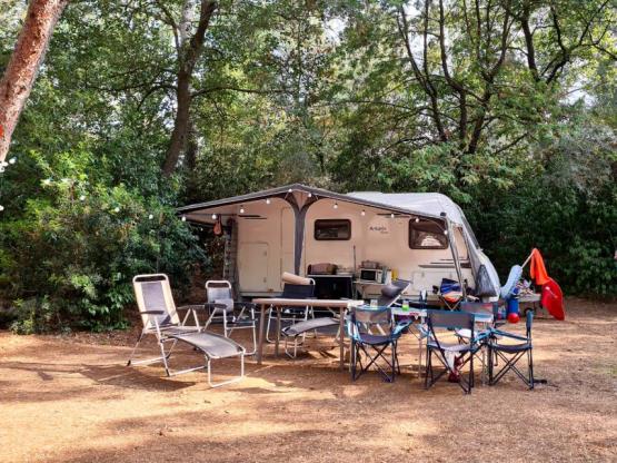 Pakket Comfort standplaats voor tent, caravan of camper - tussen - 1 voertuig - elektriciteit (10A)