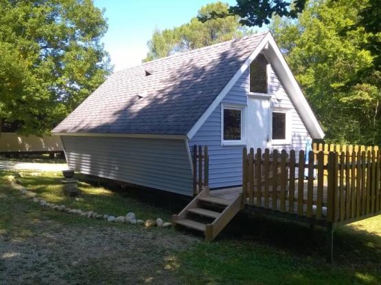 Hut op palen met terras ( 2/4 volwassenen + 2 kinderen)