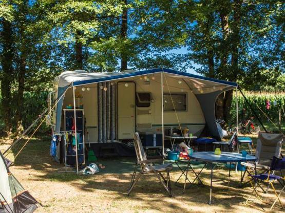 Standplaats met voertuig + 1 tent of 1 caravan of 1 camper + elektriciteit 10A