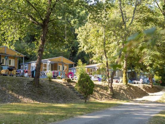 Gezellig chalet, woonkamer, keuken, 2 slaapkamers, sanitair, terras, parking